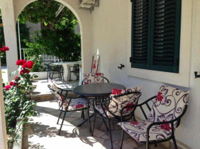 A2 - apt w patio just 3 min walking to the beach